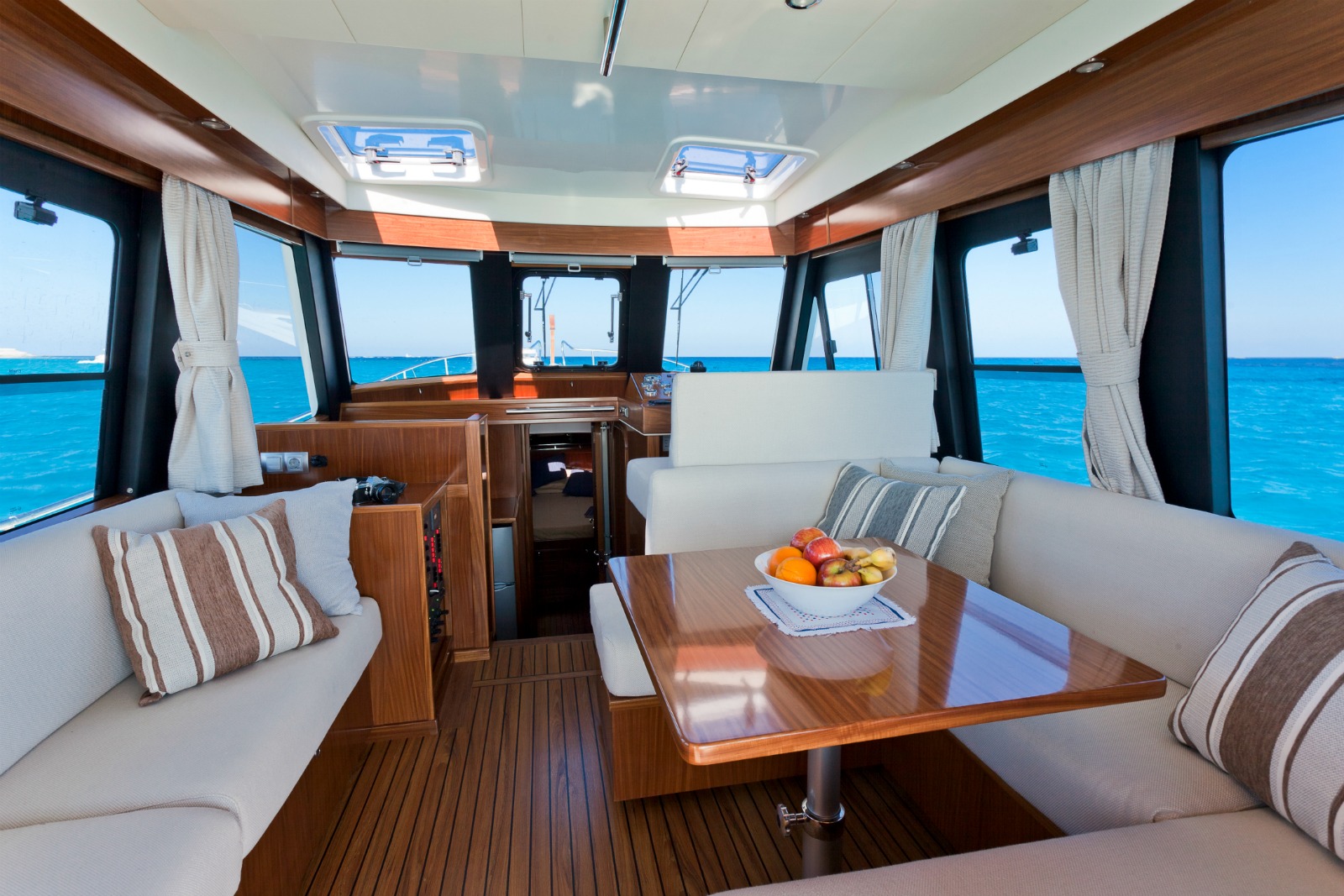Minorca Islander 42 yacht for sale - Salon